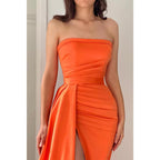 Vestido largo de fiesta formal sin tirantes, de satén plisado con abertura lateral 