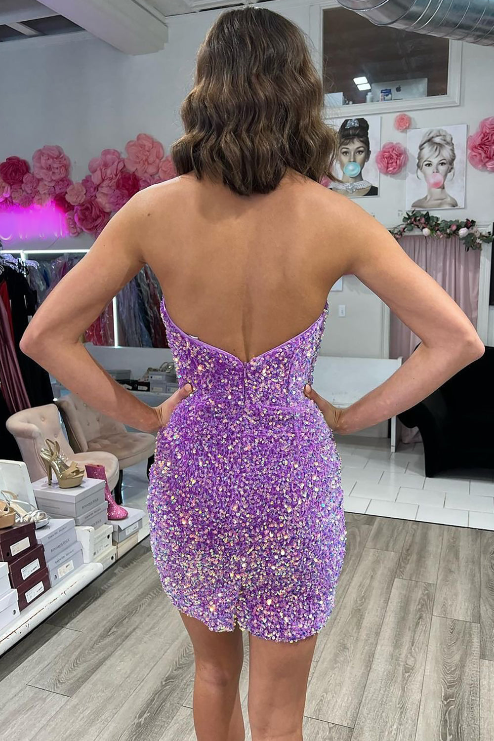 Vestido corto de fiesta con lentejuelas moradas, ajustado al cuerpo y escote corazón.