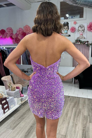 Robe de bal courte moulante à sequins violets à décolleté cœur.