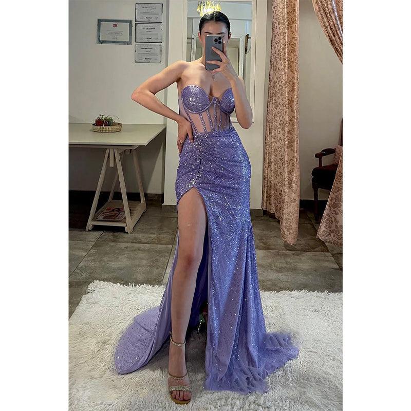 Vestido largo profesional con escote en forma de corazón, abertura lateral y brillantes