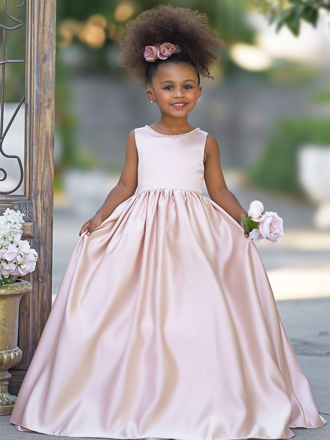 Vestido rosa sin mangas de satén con escote con cuentas y detalle de lazo 