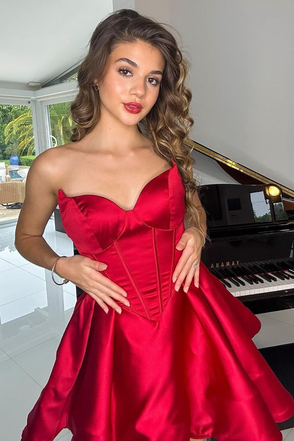 Lindo vestido rojo de fiesta de bienvenida con escote corazón y corte en A, tipo corsé, con fruncido.