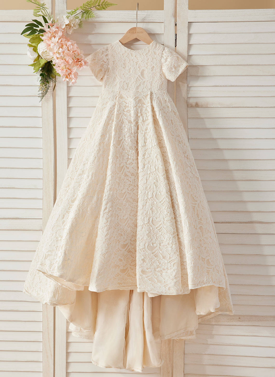 Vestido color marfil con cola de encaje y corte en A (010146744) 