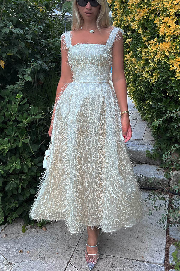 Robe midi féérique et ravissante à col carré en tissu duveteux et à franges. 
