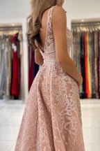 Robe de soirée sirène élégante à col en V ornée de perles et de broderies, sans manches, avec traîne et applications de dentelle.