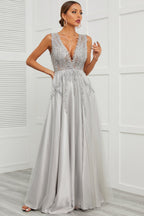 Robe de bal longue grise à décolleté en V profond et appliques