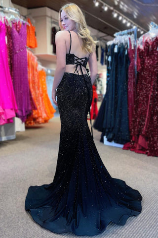 Vestido largo de fiesta negro con lentejuelas, tirantes finos estilo sirena y abertura frontal.