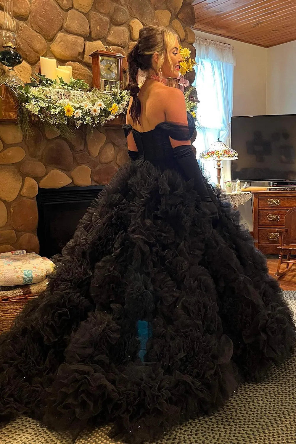 Vestido de graduación azul tipo corsé con hombros descubiertos y volantes