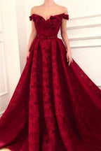 Vestidos de princesa color burdeos con encaje y hombros descubiertos para baile de graduación.