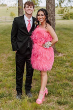 Robe fourreau rose courte sans bretelles ornée de plumes pour le bal de promo