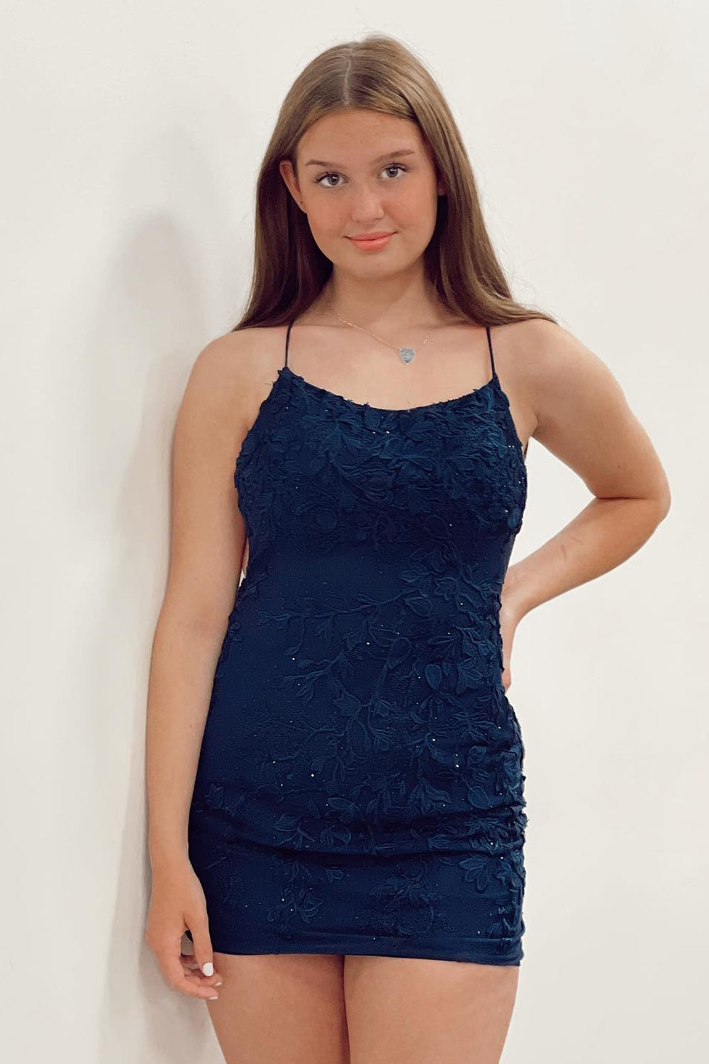 Robe courte violette fourreau à fines bretelles pour bal de promo
