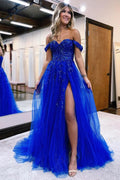 Vestido largo de fiesta azul marino con escote barco y abertura frontal.