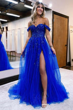 Vestido largo de fiesta azul marino con escote barco y abertura frontal.