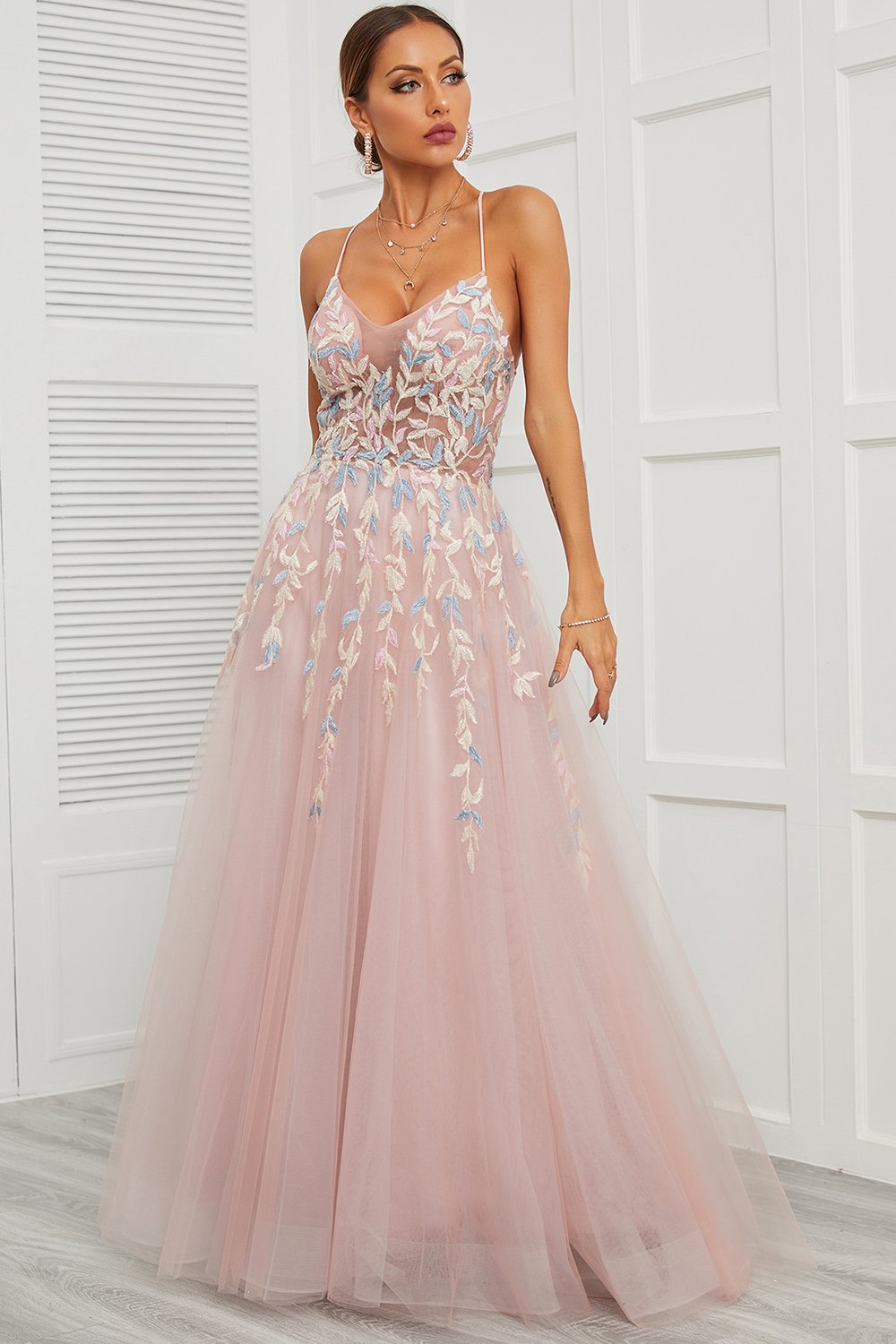 Robe de bal rose en tulle à fines bretelles