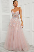 Robe de bal rose en tulle à fines bretelles