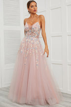 Robe de bal rose en tulle à fines bretelles