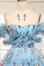 Charmante robe de bal longue bleue imprimée à épaules dénudées et à volants, coupe trapèze.
