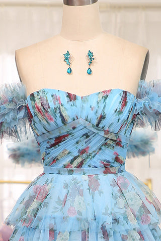 Charmante robe de bal longue bleue imprimée à épaules dénudées et à volants, coupe trapèze.