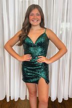 Vestido corto de fiesta de bienvenida con lentejuelas verde oscuro, tirantes finos y lentejuelas brillantes.