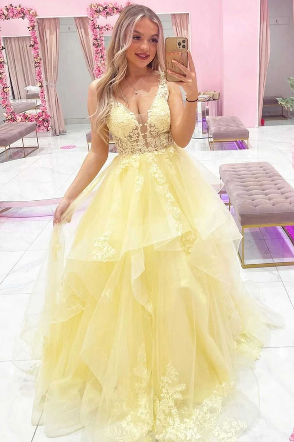 Vestido largo de fiesta amarillo de corte A con escote en V profundo y apliques