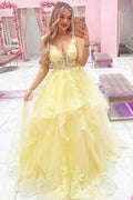 Vestido largo de fiesta amarillo de corte A con escote en V profundo y apliques