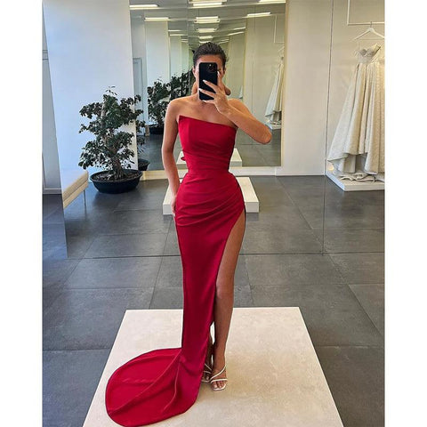 Vestido largo de fiesta sin tirantes con pliegues y abertura alta 