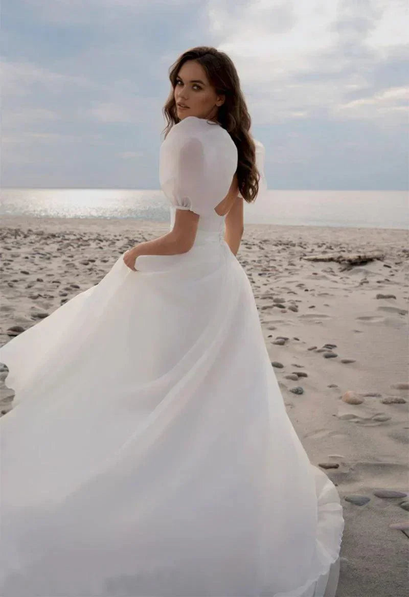 Robe de mariée charmante, coupe trapèze, col carré, manches courtes et traîne