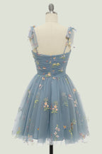 Robe de bal de promo champagne à fines bretelles et coupe trapèze, ornée de broderies.