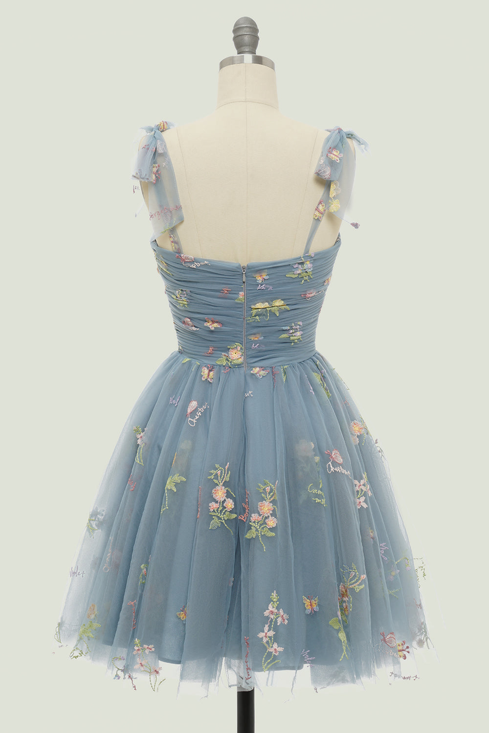 Robe de bal de promo champagne à fines bretelles et coupe trapèze, ornée de broderies.