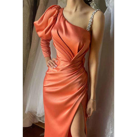 Vestido de fiesta formal largo con abertura, mangas largas y un hombro descubierto 