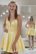 Vestido de fiesta de línea A con tirantes finos y detalle cruzado