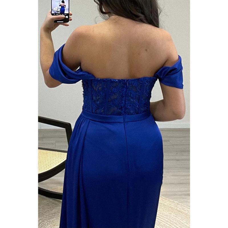 Vestido de noche largo con hombros descubiertos, corte tubo/columna y cuentas 