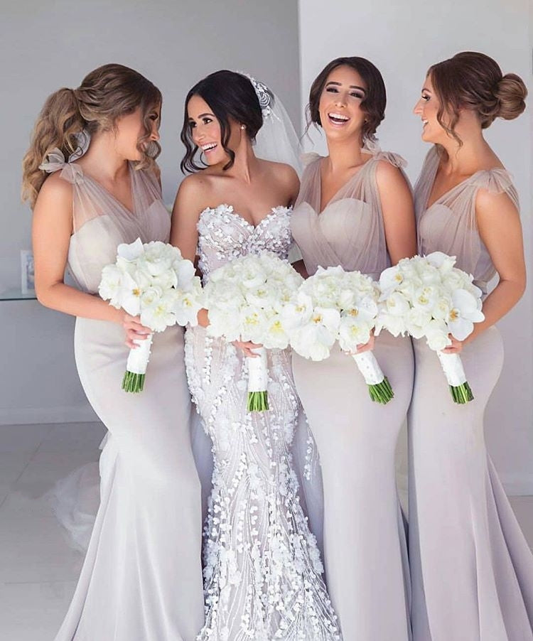 Vestidos de dama de honor sencillos de tul con corte sirena largo