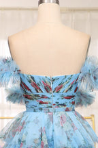 Charmante robe de bal longue bleue imprimée à épaules dénudées et à volants, coupe trapèze.