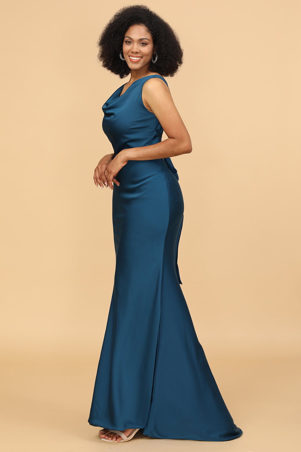 Vestido de dama de honor de sirena en satén azul tinta