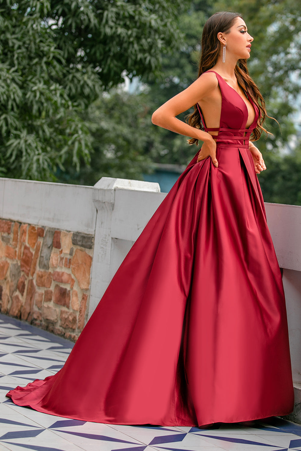 Vestido de fiesta de satén burdeos con escote en V profundo y corte en A