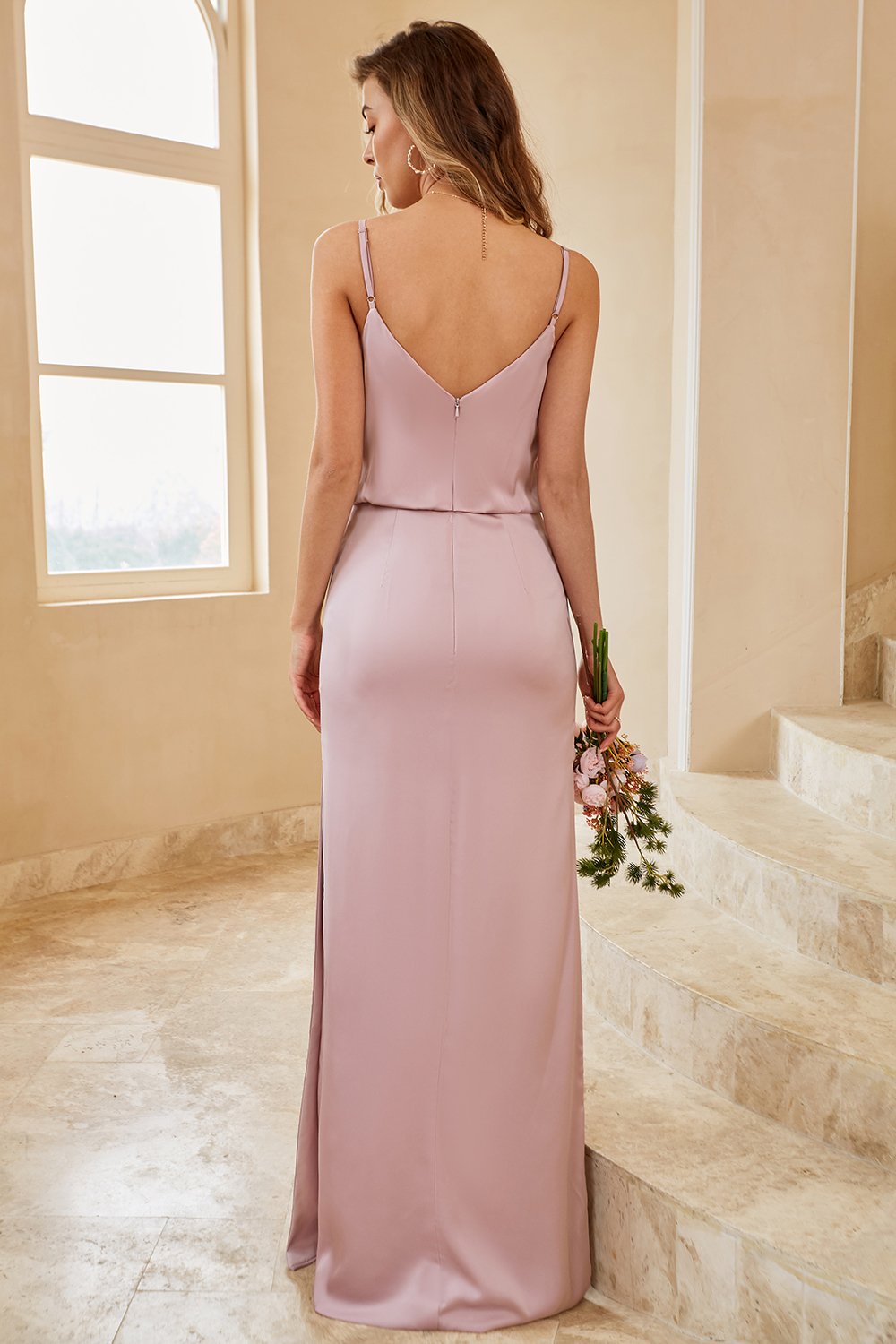 Vestido largo de dama de honor gris y rosa con tirantes finos