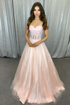 Vestido de graduación rosa con corsé, escote corazón y corte en A con apliques