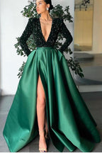 Robe de bal sirène à manches longues et décolleté en V, en satin à sequins et fente.