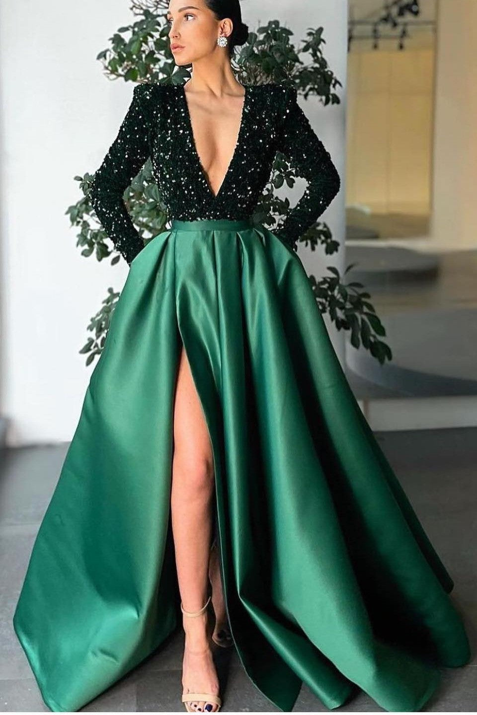 Robe de bal sirène à manches longues et décolleté en V, en satin à sequins et fente.