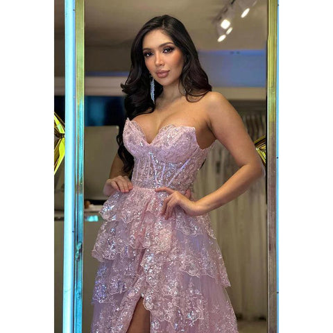 Robe de bal de fin d'année glamour et spectaculaire, coupe trapèze, épaules dénudées, sans manches