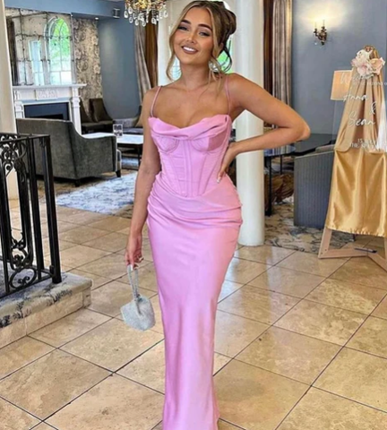 Vestido de noche sencillo de satén lavanda con tirantes finos, corte recto, ideal para fiestas y graduaciones (Y8094)