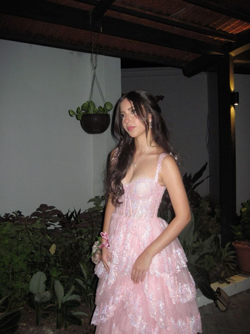 Vestido largo de fiesta escalonado rosa con apliques de encaje, corte en A, modelo Y7936