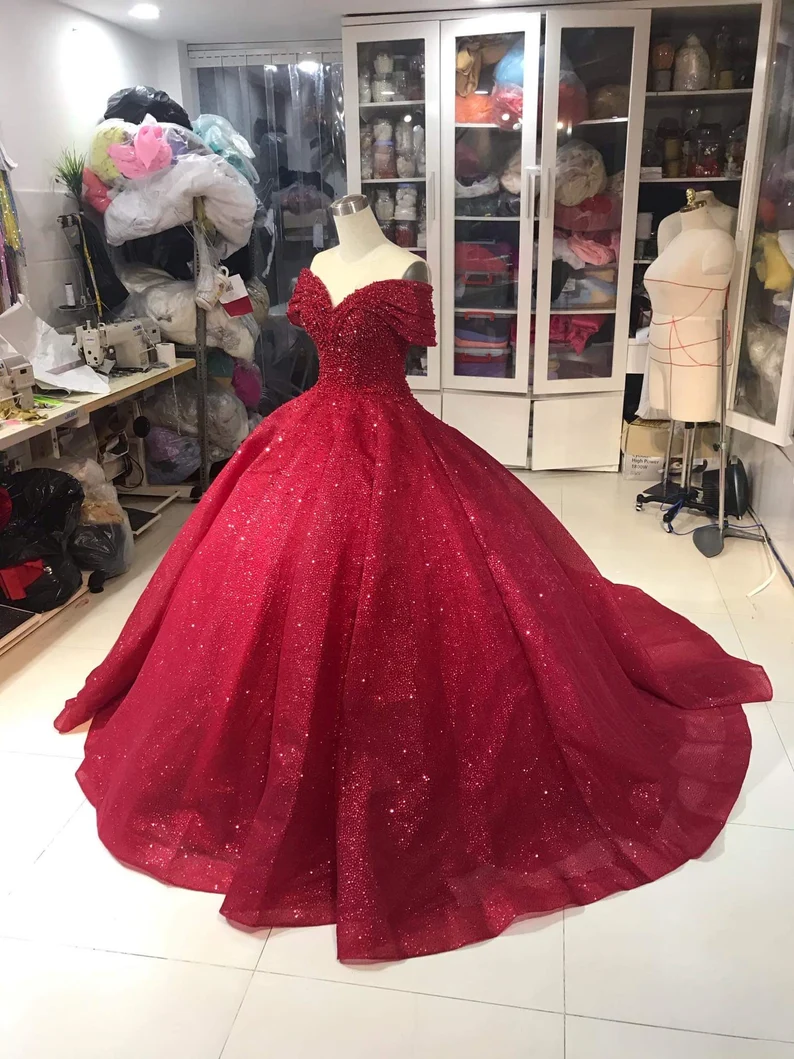 Robe de bal rouge luxueuse à épaules dénudées, ornée de paillettes et de perles, pour une soirée Sweet 16 (Y1275)