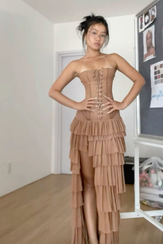 Vestido de fiesta largo vintage de gasa sin tirantes con capas y abertura Y7859