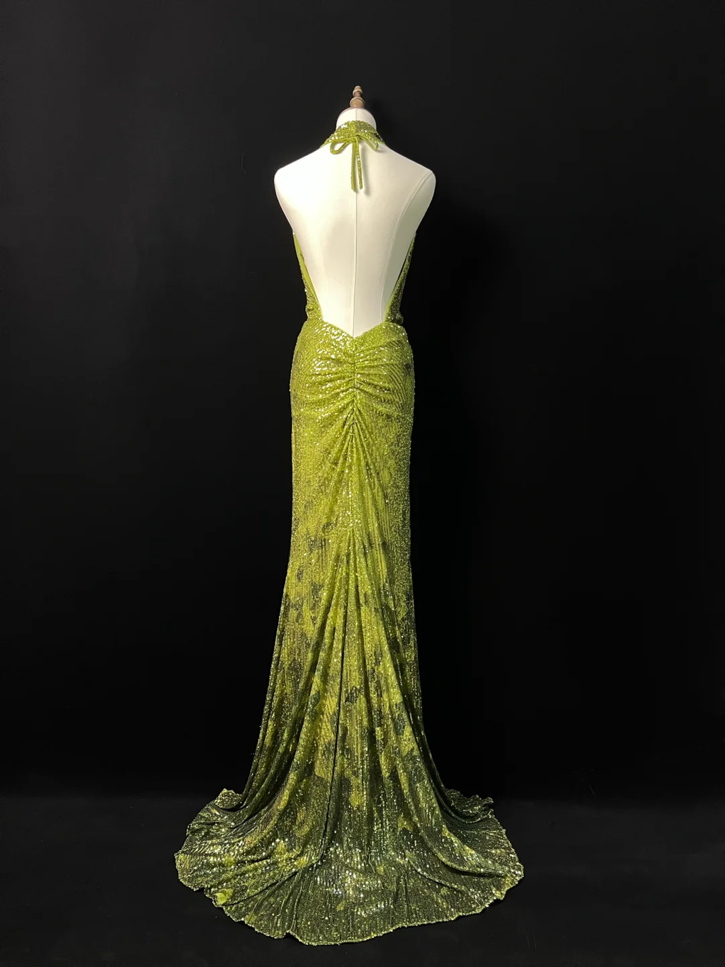 Precioso vestido de fiesta largo de sirena con lentejuelas, escote halter y espalda descubierta, color verde, modelo Y8647