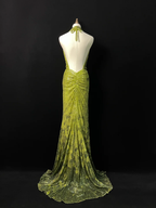 Precioso vestido de fiesta largo de sirena con lentejuelas, escote halter y espalda descubierta, color verde, modelo Y8647