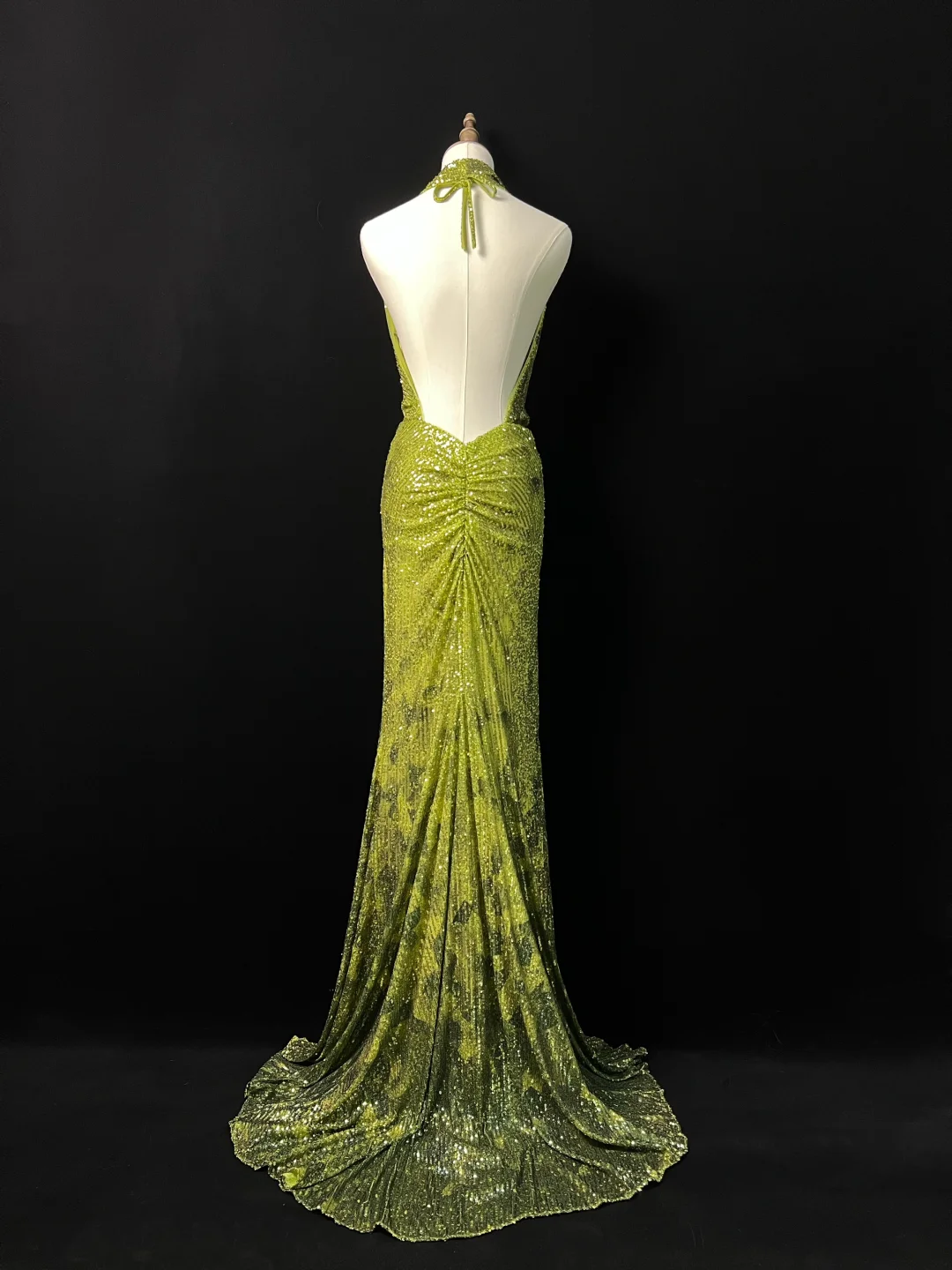 Precioso vestido de fiesta largo de sirena con lentejuelas, escote halter y espalda descubierta, color verde, modelo Y8647