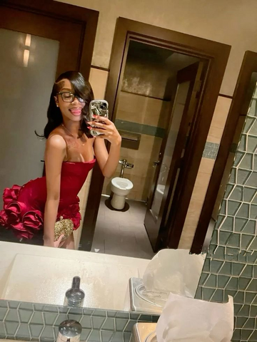 Robe de bal courte bordeaux à fines bretelles en satin et fleurs roses, modèle Y8470