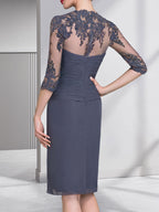 Vestido de corte recto/columna, escote corazón, largo hasta la rodilla, de gasa, con apliques de cuentas, encaje, lentejuelas y pliegues para la madre de la novia.
